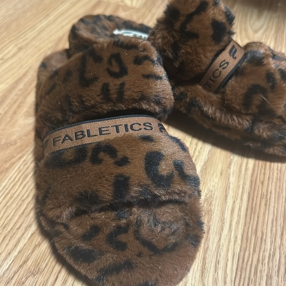 Fabletics fuzzy slipper Never worn - Picture 2 of 3